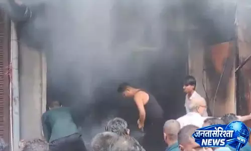 Banda: चार्जिंग पर लगी ई-स्कूटी में ब्लास्ट, कल्पना गारमेंट्स में भीषण आग से लाखों का नुकसान