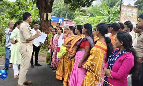 Khajuripada खराब मोबाइल नेटवर्क को लेकर ग्रामीणों ने NH जाम किया