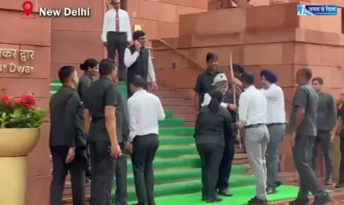 लाठी लेकर संसद पहुंचे सांसद, सुरक्षाकर्मी रह गए दंग