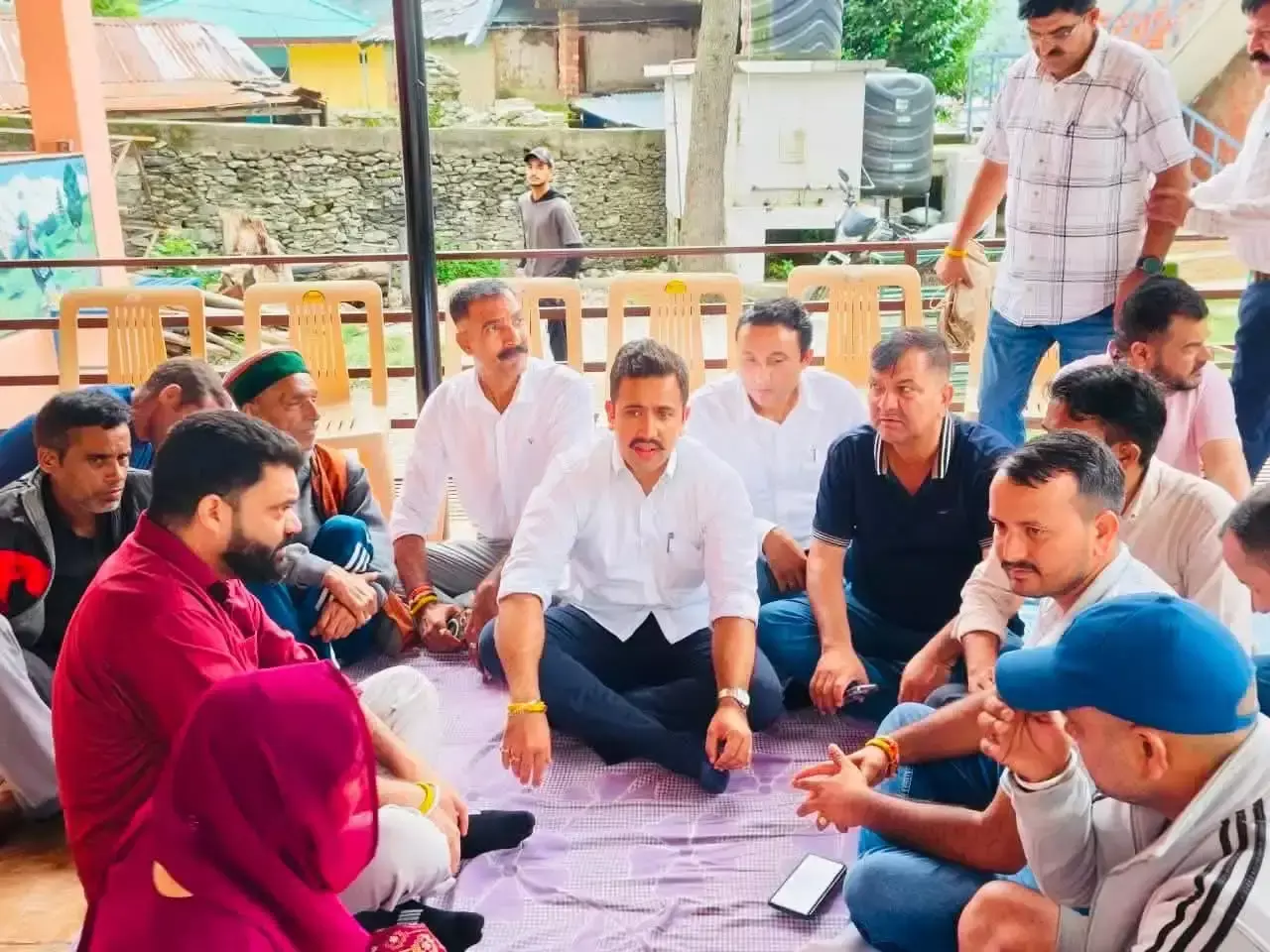 Dharamshala: आपदा प्रभावित परिवारों से मिले विक्रमादित्य सिंह, राहत कार्यों का लिया जायजा