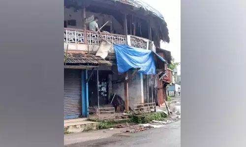 नीलेश्वर में जर्जर इमारत का हिस्सा गिरा, बड़ा हादसा टला