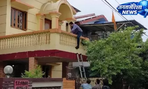 धनबाद में ED की रेड, कारोबारी ने बंद किया दरवाजा, सीढ़ी से पहुंचे अफसर
