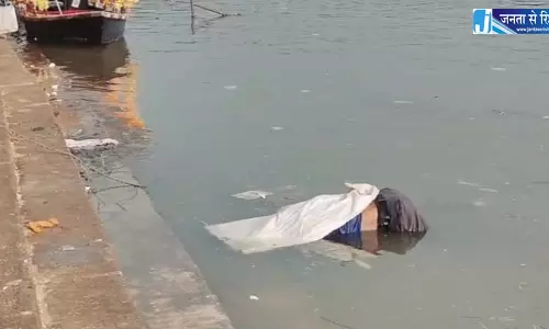 महादेव घाट में मंदिर के सामने नदी में मिली अज्ञात लाश