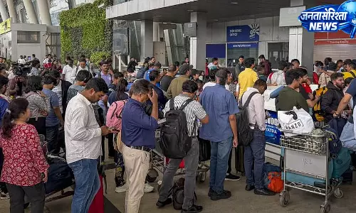 इंटरनेशनल टर्मिनल पर यात्रियों की परेशानी, सुबह के समय कई घंटों तक फंसे रहे लोग इंटरनेशनल टर्मिनल पर यात्रियों की परेशानी, सुबह के समय कई घंटों तक फंसे रहे लोग
