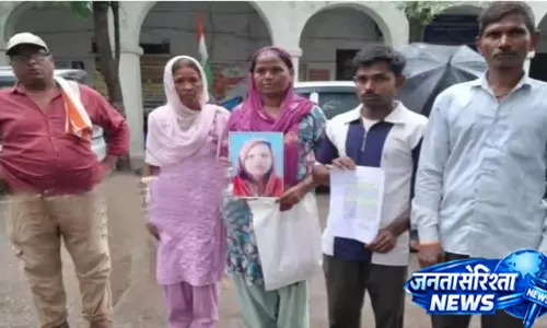 पत्नी की बरामदगी को लेकर कलेक्ट्रेट पहुंचा पति, कार्रवाई की मांग पत्नी की बरामदगी को लेकर कलेक्ट्रेट पहुंचा पति, कार्रवाई की मांग