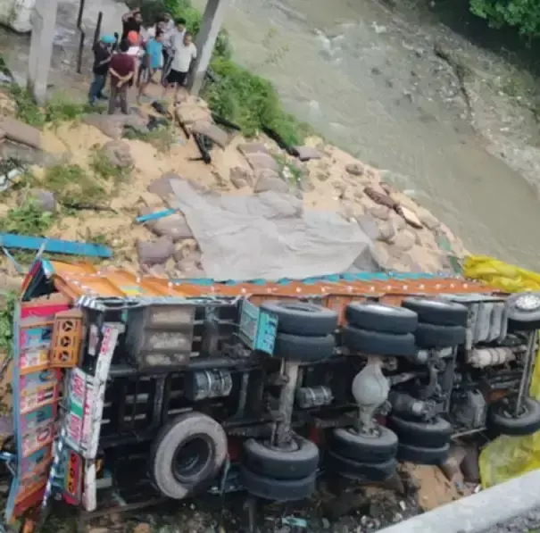 Dharamshala: कांगड़ा में दर्दनाक हादसा, पुल से ट्रक गिरने पर दो की जान गई