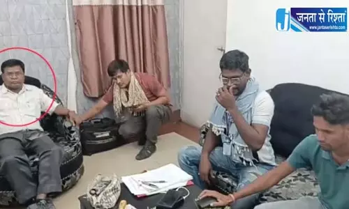 कलेक्ट्रेट में 50 लाख रिश्वत ले रहा बाबू गिरफ्तार, जिला प्रशासन में हड़कंप