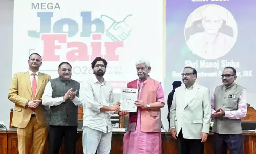 Srinagar: श्रीनगर जॉब फेयर में युवाओं को रोजगार के अवसर, एलजी ने बढ़ाया हौसला
