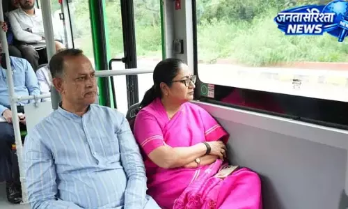 DTC बस में सवार हुईं CM, दिल्ली के जलभराव का लिया जायजा