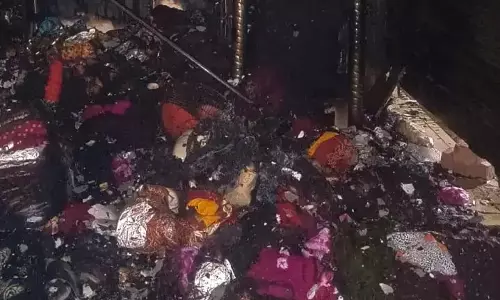 Jind: कपड़ा बाजार की दो दुकानों में लगी आग, दमकल ने पाया काबू