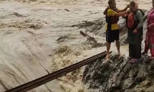Rudraprayag: तिलवाड़ा में एसडीआरएफ का साहसिक अभियान, तीन महिलाओं की बचाई जान