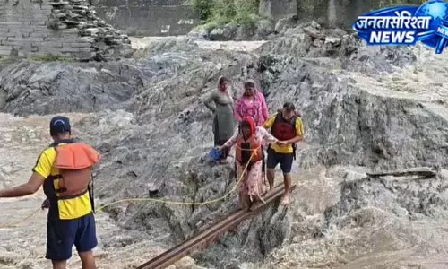 रुद्रप्रयाग में मंदाकिनी के तेज बहाव में फंसीं 3 महिलाएं, SDRF ने बचाया