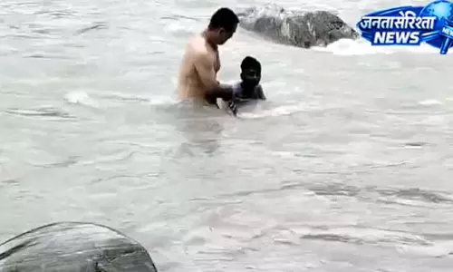 कपकोट में ग्राम प्रधान की बहादुरी, नदी से युवक को निकाला