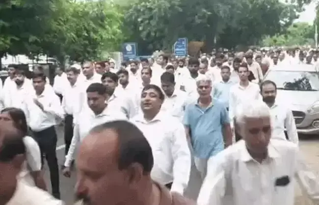 Rewari: रेवाड़ी बार एसोसिएशन का प्रदर्शन, एसडीएम तबादले की मांग
