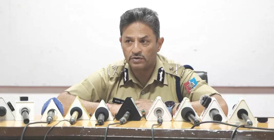 क्राइम सीन की जांच को मजबूत करने के लिए फोरेंसिक वैन