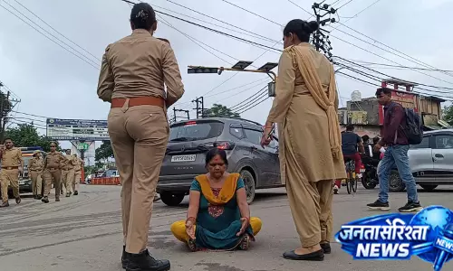 कांवड़ यात्रा के बीच महिला का प्रदर्शन, पुलिस ने लिया हिरासत में