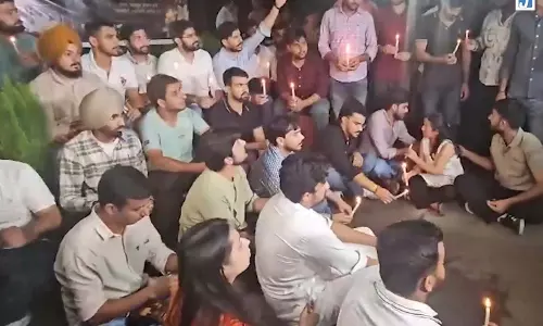 पंजाब यूनिवर्सिटी में छात्र ने दिवंगत साथी को दी श्रद्धांजलि, दो मिनट का रखा मौन