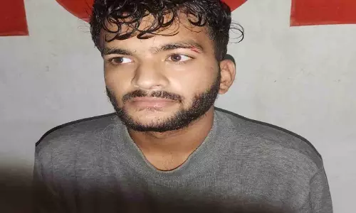 भारी बारिश के बीच कार चालक ने दिखाया रफ्तार का कहर, बाइक सवार को मारी टक्कर