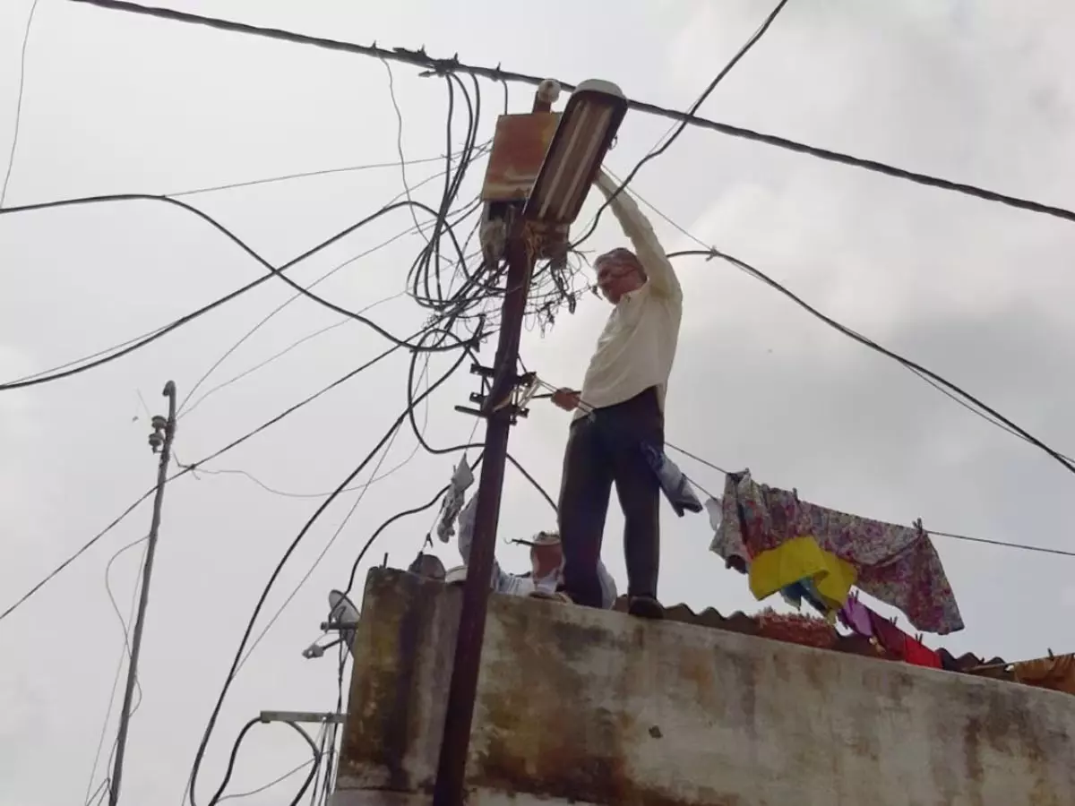 हेलमेट चालान पर बवाल: बिजलीकर्मियों ने नगराम थाना और दो पुलिस चौकियों की बिजली काटी हेलमेट चालान पर बवाल: बिजलीकर्मियों ने नगराम थाना और दो पुलिस चौकियों की बिजली काटी