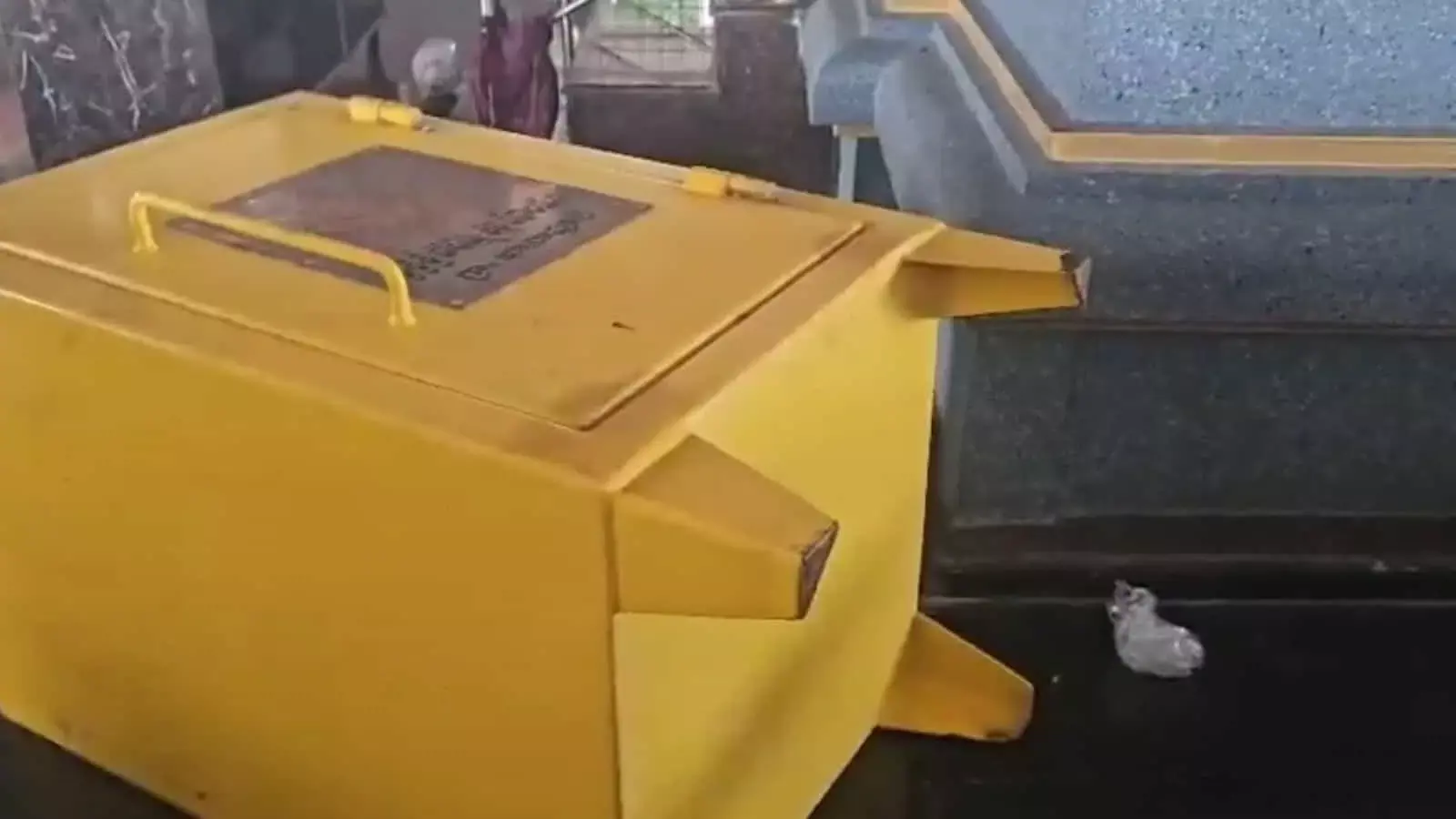 हैदराबाद मंदिर चोरी: मंदिर से ₹20 लाख का सोना और हुंडी की चोरी, पुलिस जांच में जब्त हैदराबाद मंदिर चोरी: मंदिर से ₹20 लाख का सोना और हुंडी की चोरी, पुलिस जांच में जब्त