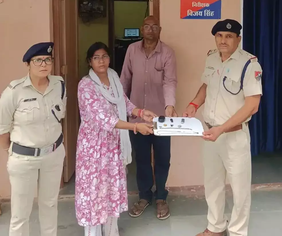 Kota: आरपीएफ ने ईमानदारी की मिसाल पेश कर लौटाई 3.91 लाख की भूली अमानत Kota: आरपीएफ ने ईमानदारी की मिसाल पेश कर लौटाई 3.91 लाख की भूली अमानत