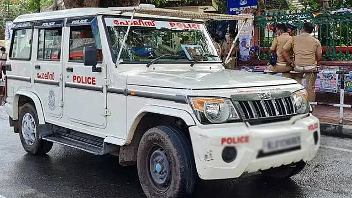 kerala: मुख्यमंत्री से मिलने पहुंची महिला से मारपीट का गंभीर आरोप kerala: मुख्यमंत्री से मिलने पहुंची महिला से मारपीट का गंभीर आरोप