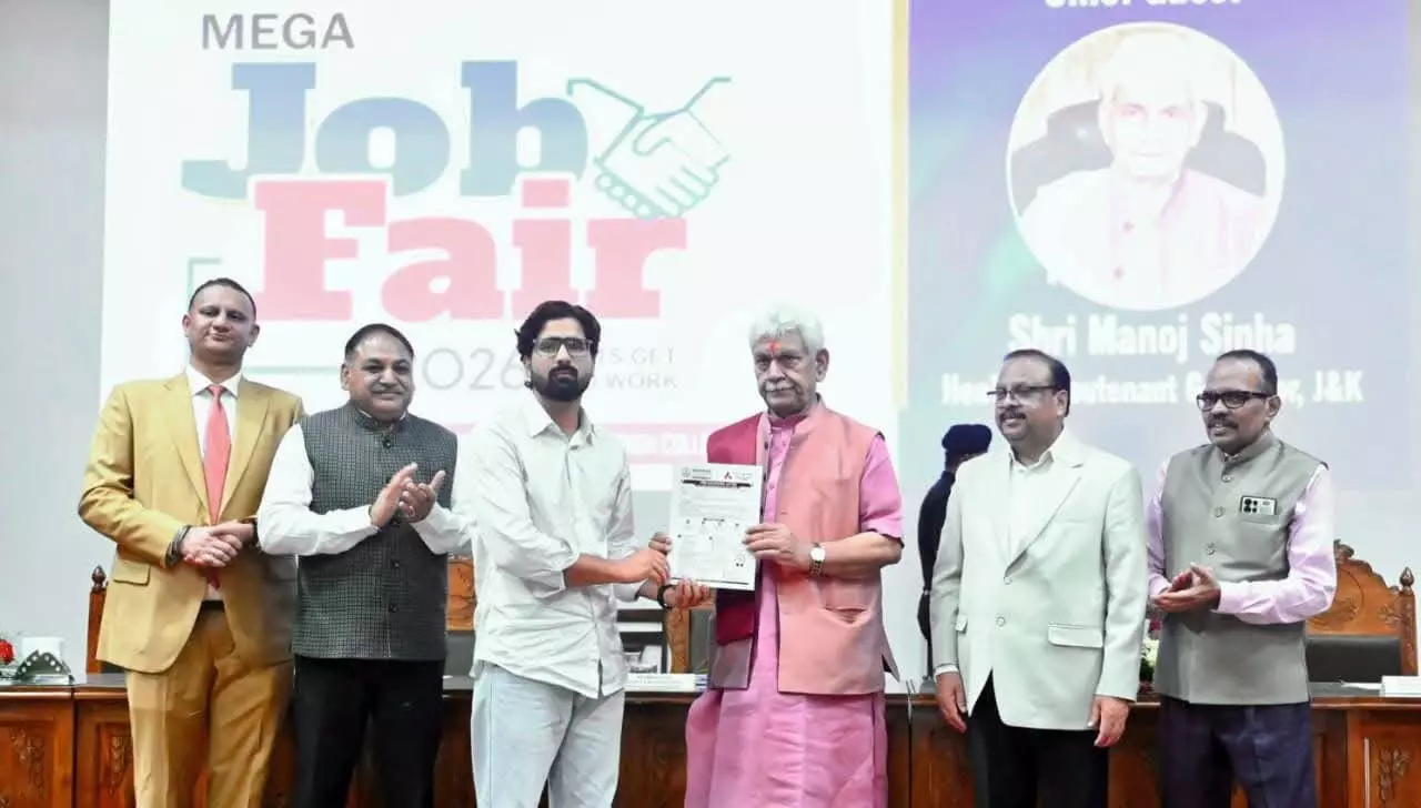 Srinagar: श्रीनगर जॉब फेयर में युवाओं को रोजगार के अवसर, एलजी ने बढ़ाया हौसला Srinagar: श्रीनगर जॉब फेयर में युवाओं को रोजगार के अवसर, एलजी ने बढ़ाया हौसला