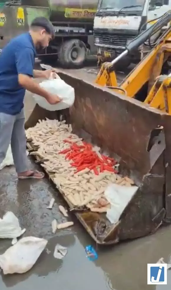 Video: खाद्य विभाग का बड़ा एक्शन, गंदगी में तैयार हो रही 200 किलो चाप कराई नष्ट Video: खाद्य विभाग का बड़ा एक्शन, गंदगी में तैयार हो रही 200 किलो चाप कराई नष्ट