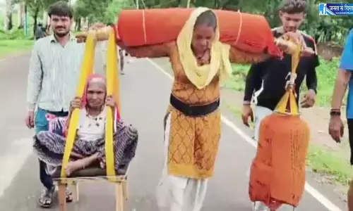 सास को लेकर कांवड़ यात्रा पर निकली बहू, दृश्य देखकर भावुक हो रहे लोग