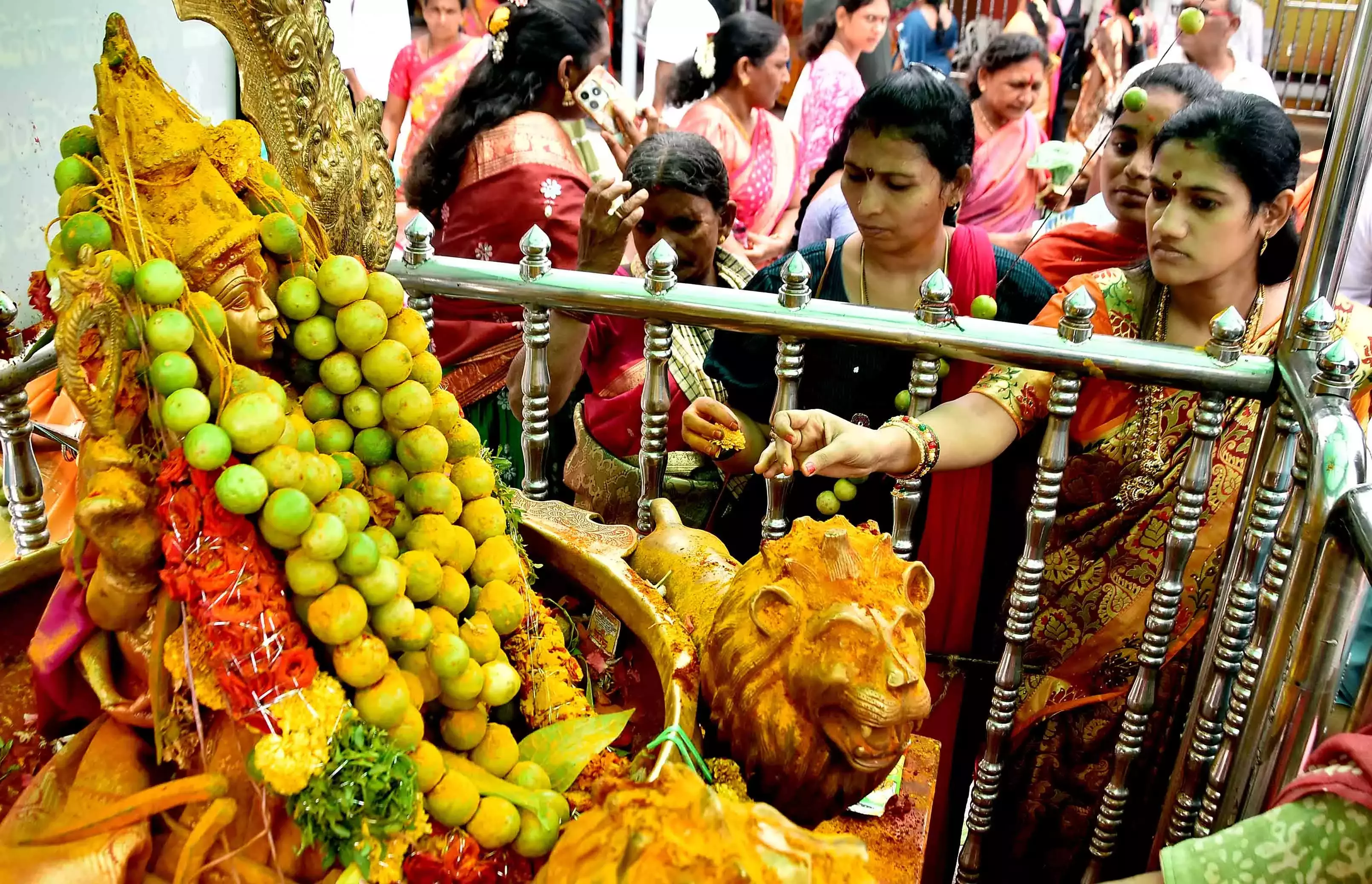 Andhra: शाकंभरी उत्सव के दौरान सब्जियों से सजीं कनक दुर्गा देवी ने भक्तों को आकर्षित किया