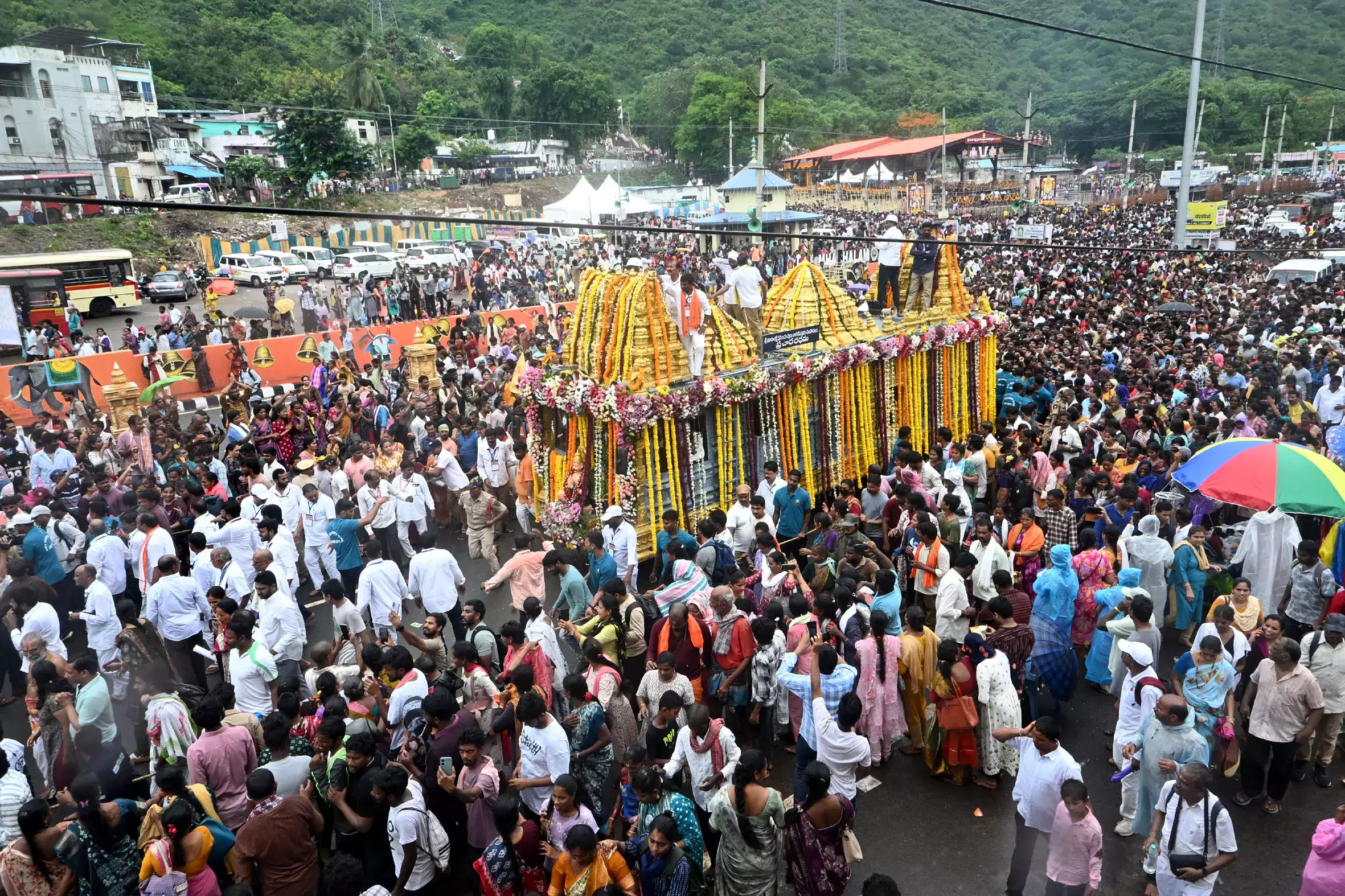 Andhra: सिंहाचलम गिरि प्रदक्षिणा में लाखों लोग भाग लेते हैं