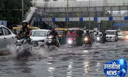 Delhi राजधानी में भारी बारिश से जलभराव, ट्रैफिक पर असर Delhi राजधानी में भारी बारिश से जलभराव, ट्रैफिक पर असर