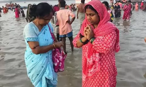 प्रयागराज में गुरु पूर्णिमा पर श्रद्धालुओं ने संगम में लगाई पवित्र डुबकी