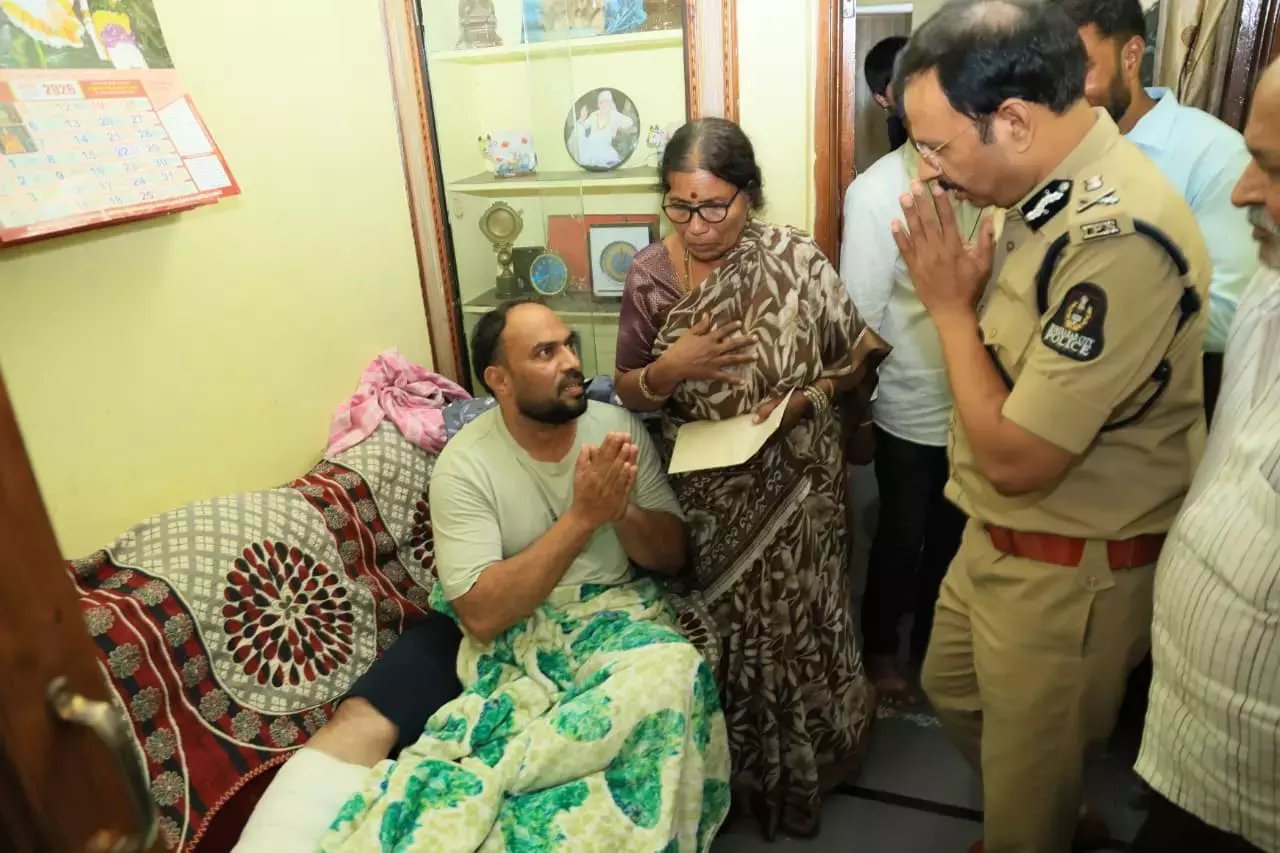 Telangana: सज्जनार ने घायल कांस्टेबल से मुलाकात की, बहादुरी का आदेश दिया