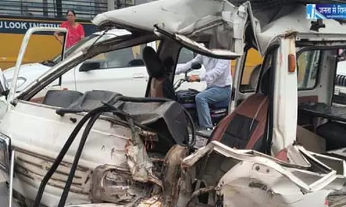 स्कूल वैन खड़े ट्रक से टकराई, एक की मौत और कई बच्चे घायल