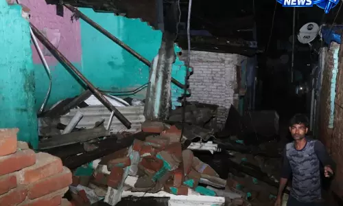 कानपुर में बारिश का कहर, 12 मकान ढहे; 25 लोग बचाए गए कानपुर में बारिश का कहर, 12 मकान ढहे; 25 लोग बचाए गए