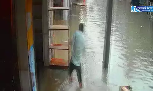 जलमग्न सड़क में गिरा बिजली तार, युवक की दर्दनाक मौत