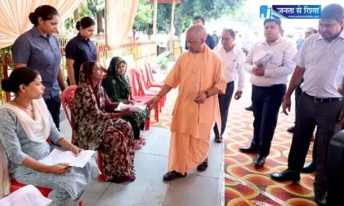 CM योगी ने जनता दर्शन में सुनीं समस्याएं