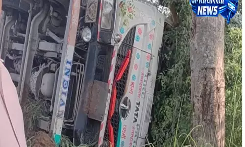 सुलतानपुर में एथेनॉल टैंकर पलटा, चालक घायल, 8 किमी सड़क पर आवाजाही बंद