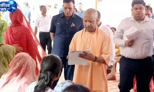 गुरु पूर्णिमा के बीच मुख्यमंत्री योगी ने लगाया जनता दर्शन, सुनीं लोगों की समस्याएं