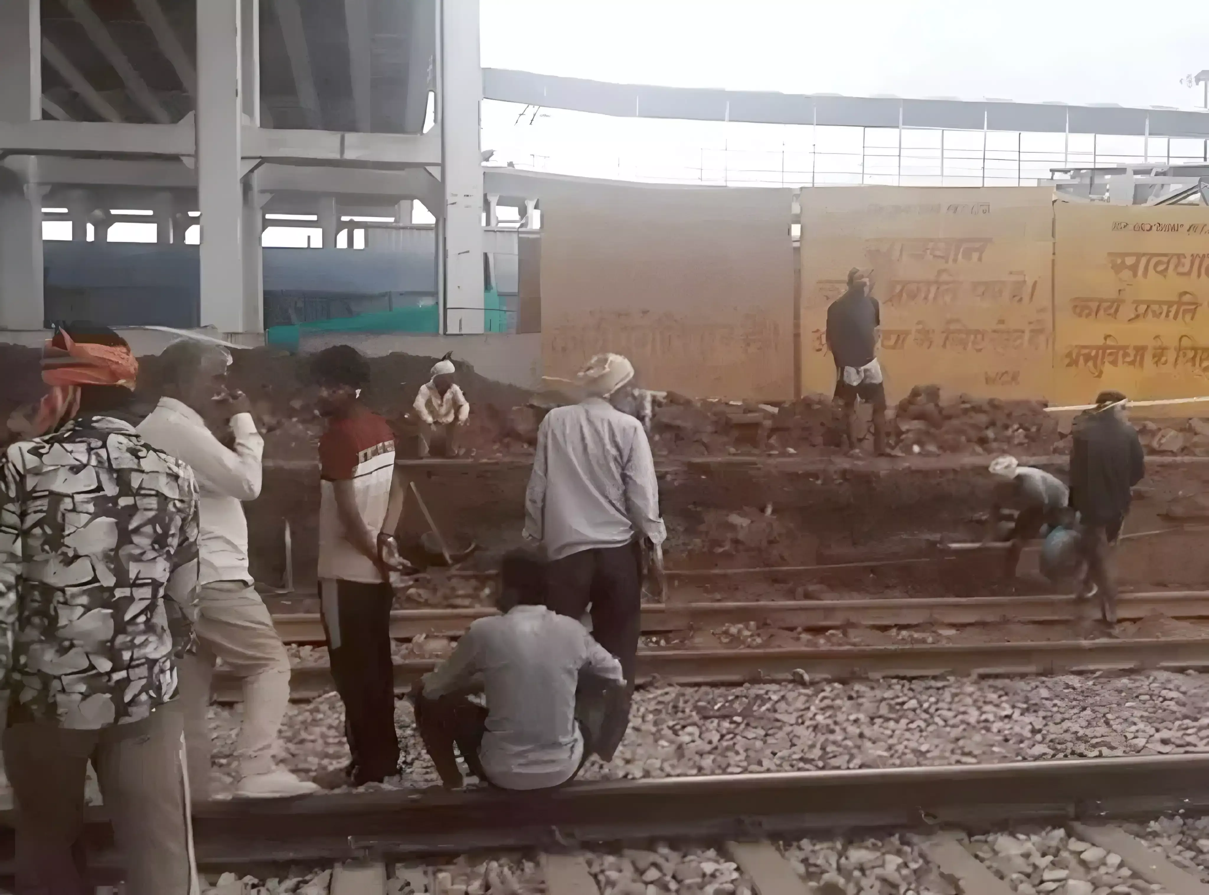 Bharatpur: भरतपुर रेलवे स्टेशन पर प्लेटफॉर्म धंसा, मालगाड़ी रोककर बचाया हादसा