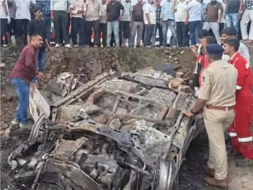 Surat: आंखों के सामने जिंदा जले पत्नी-बेटे, पिता पर टूटा दुखों का पहाड़