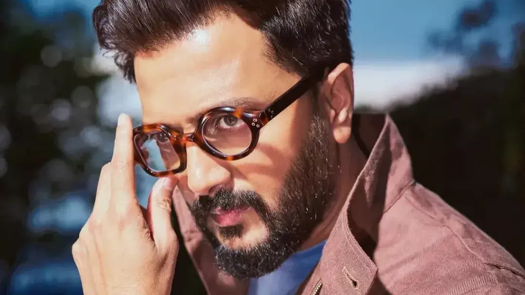 Riteish ने रवि किशन की प्रफुल्लित करने वाली वायरल लाइन देश की ड्यूटी उधार ली