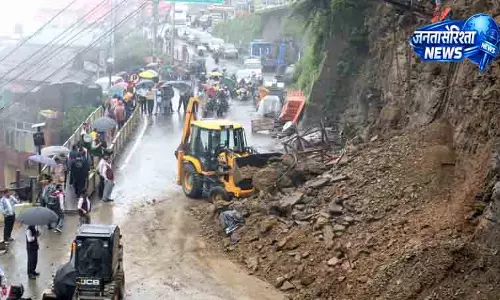 Shimla में भूस्खलन से यातायात बाधित Shimla में भूस्खलन से यातायात बाधित