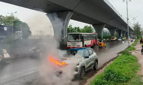 Hyderabad के PVNR एक्सप्रेसवे के नीचे चलती कार में लगी आग, वीडियो हुआ वायरल