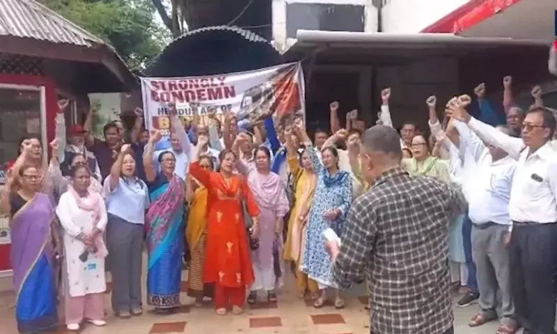 Manipur : उखरुल में डाक कर्मचारियों ने डाक के थैले जलाए जाने के विरोध में प्रदर्शन किया