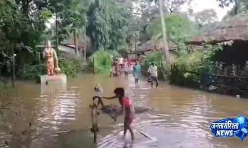 Baitarani River खतरे के स्तर को पार कर गई, बाढ़ के पानी से भद्रक-जाजपुर सड़क संपर्क टूटा