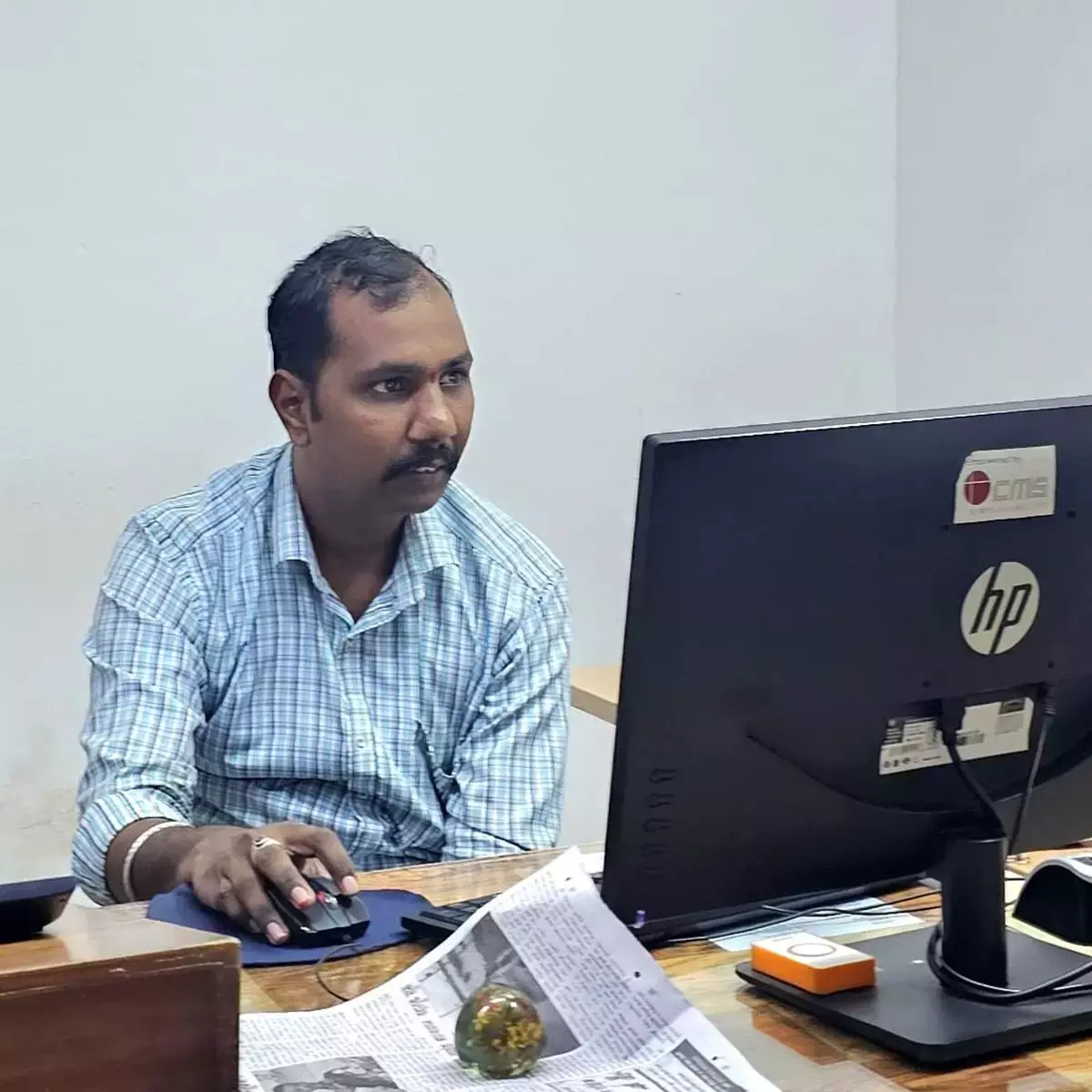 खुद को संपत्ति का मालिक बताकर बेलगावी उप-रजिस्ट्रार कार्यालय में जमीन बेचने के आरोप में एक व्यक्ति को गिरफ्तार किया गया