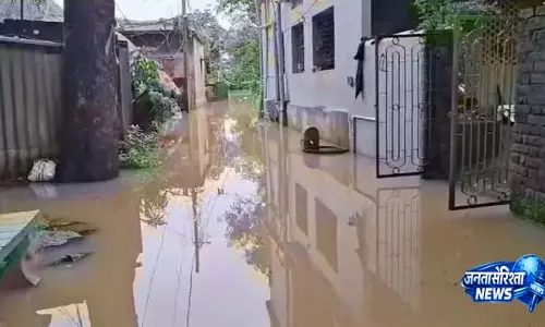 Odisha में बैतरणी और बुधबलंगा के उफान पर होने से बाढ़ की स्थिति बिगड़ गई है, सड़कें जलमग्न