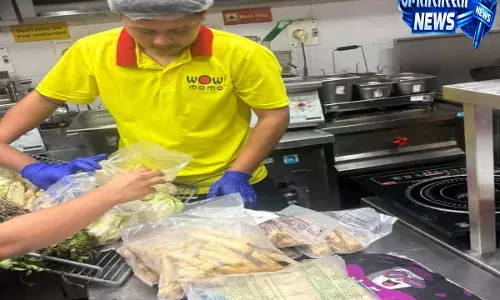 Food Safety Alert: मोमो आउटलेट में कॉकरोच मिलने का मामला, ग्राहकों में नाराजगी